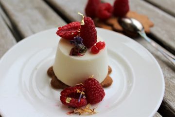 Dessert allo yogurt bianco. Il dolce saporito e leggero
